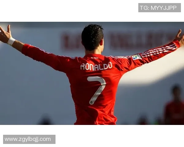 足球明星高清大屏幕图片展现球场魅力与运动激情的完美结合